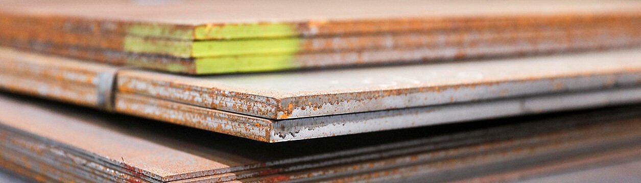 Gestapelte Stahlplatten