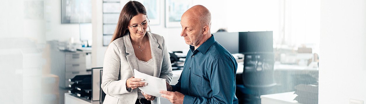 Arbeiten bei SPAETER in Verwaltung und IT SPAETER Mitarbeiterin im Telefongespräch